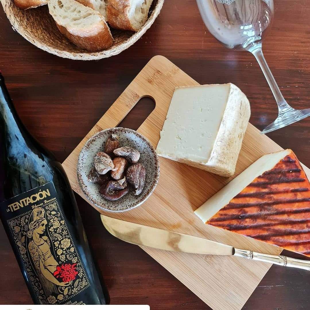 tabla de quesos con higos, pan y vino
